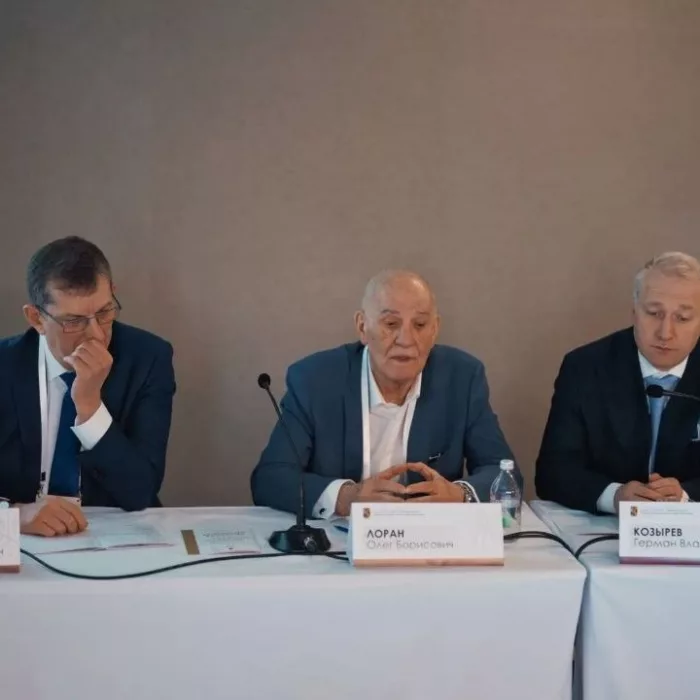 С исполнительным директором Российского Общества Урологов - Газимиевым Магомедом Алхазуровичем и академиком Лораном Олегом Борисовичем на конференции о преемственности между детскими и взрослыми урологами, 2026 г.